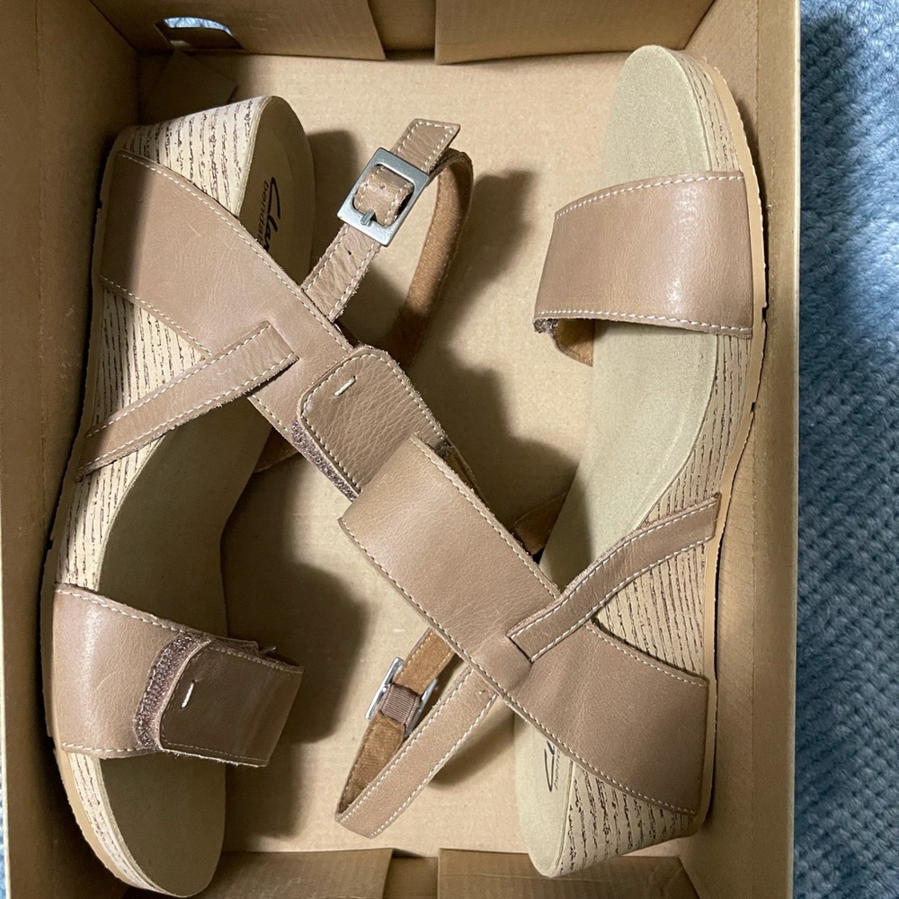 Clarks size 9 wedge sandals